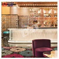 Comptoir de bar en forme de L de style industriel moderne avec présentoir à vin pour hôtel, centre commercial, résistant aux rayures, garantie 10 ans
