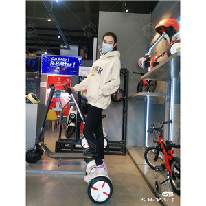 Présentoir de magasin de <span class=keywords><strong>scooter</strong></span> et de vélo électrique auto-équilibré moderne personnalisé étagère murale pliée et rotative - Product Image 4