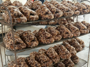 Özel Nakışlı Erkek Açık Burunlu Hafızalı Köpük Tüylü Leopar Desenli Peluş Suni Kürk Terlik - Product Image 3