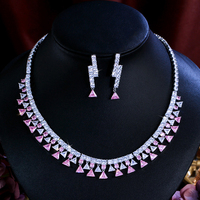 Juego de Joyería de Lujo con Circonita Cúbica Brillante en Forma de Triángulo Blanca y Rosa para Mujer, Juego de Collar y Pendientes para Reuniones y Fiestas
