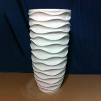 026 Pola Gelombang Estetis Vas Porselen Elegan Buatan Khusus Keahlian Melengkung Ornamen Rekreasi Publik Pot Bunga Fiberglass