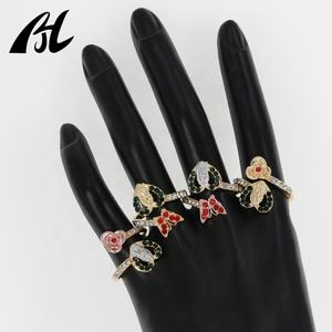 Anillos de Compromiso Únicos con Artesanía Exquisita, Anillos de Promesa con Forma de Corazón y Diamante, Medalla de la Virgen de Guadalupe Cristiana - Product Image 6