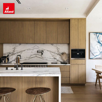 Armoires de cuisine en bois nervuré Allandgroup avec plan de travail en résine et robinet, design moderne pour appartement et salle à manger