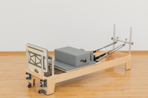 <span class=keywords><strong>Lit</strong></span> <span class=keywords><strong>de</strong></span> Pilates haut <span class=keywords><strong>de</strong></span> gamme pour studio <span class=keywords><strong>de</strong></span> fitness professionnel, structure en bois d'érable avec barre à 7 positions et appui-tête réglable - Product Image 2