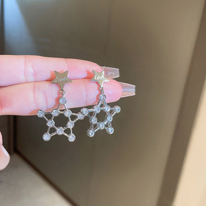 Boucles d'oreilles pendantes Luna Star en or blanc avec cristaux et strass sertis clos, pour femme, à porter au quotidien - Product Image 4