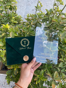 Enveloppe en velours marine avec logo en feuille d'or de luxe 2025 avec acrylique transparent unique et cachetage à la cire pour l'événement de célébration de fête de mariage - Product Image 6