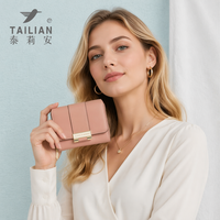 Dompet Wanita Premium Vintage Model Clutch Pendek Lipat Bahan PU Asli dengan Kancing Pengunci, Portabel, Hiasan Huruf, Cocok untuk Perjalanan, Bahan Polyester