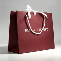 Sacs en papier cartonnés de luxe personnalisés avec logo pour boutique de vêtements, emballage cadeau haut de gamme avec poignées en ruban