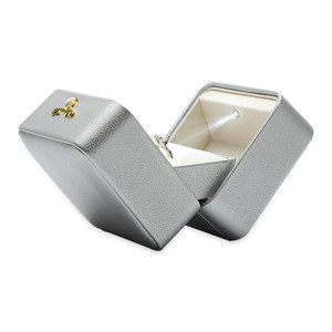 Caja de joyería de piel sintética con luz LED, exquisita caja de regalo para anillos, collares y conjuntos de joyería. - Product Image 2