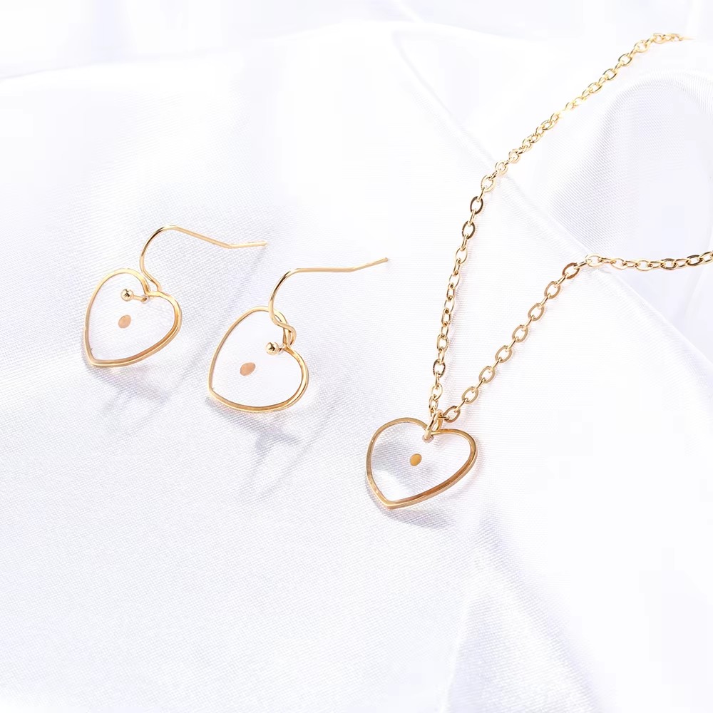 Gold necklace heart