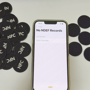 Étiquettes intelligentes NFC GSC ISO14443A 13,56 MHz à coller avec logo pour vêtements, suivi numérique des stocks et identification - Product Image 4