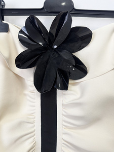 Großhandel Cremefarbenes Schulterfreies Abendkleid Damen Langarm Schwarz Blumenapplikation Gerafftes Bodycon Meerjungfrau Bodenlange Formelle Maxikleider - Product Image 4