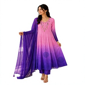 Conjunto de pantalón y kurti acampanado de gasa con bordado en el cuello, estilo Anarkali, en tono ombre rosa y morado, ropa étnica india y pakistaní, de moda. - Product Image 1