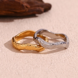 Anillo de moda Retro de nicho para mujer, superventas, acero de titanio chapado en oro de 18 quilates, diseño liso ondulado martillado, Popular Europa América - Product Image 1