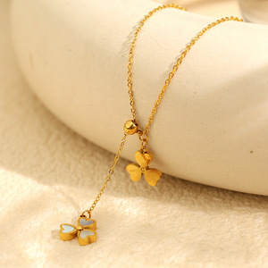Collar Minimalista con Colgante de Trébol Blanco en Cadena Dorada, para Mujer, Uso Diario - Product Image 1