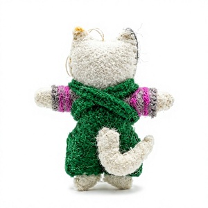 ตุ๊กตาแมวขนเฟอร์เทียมทำมือคุณภาพพรีเมียม รักษ์โลก ตกแต่งคริสต์มาส ชุดเอี๊ยมสีเขียว การ์ตูนแขวนผนัง ของตกแต่งภายในบ้านขนาดเล็ก - Product Image 3