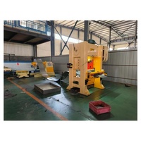 Machine entièrement automatique pour la fabrication de mailles perforées en acier inoxydable