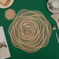 Napperon de table antidérapant écologique set de table en pvc imprimé en forme de fleur rose dorée pour les repas
