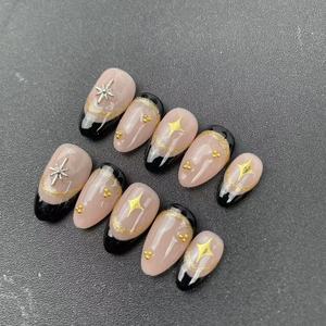 Uñas Postizas Reutilizables de Alta Calidad al por Mayor de Fábrica, Forma de Almendra, Estilo Oscuro, <span class=keywords><strong>Manicura</strong></span> <span class=keywords><strong>Francesa</strong></span> Irregular con Detalles <span class=keywords><strong>en</strong></span> <span class=keywords><strong>Dorado</strong></span> - Product Image 2