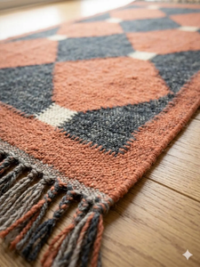 Tapis de couloir en laine et jute fait main |   Tapis Kilim Géométrique Noir en Terre Cuite pour Couloir et Entrée de Style Bohème, Sud-ouest et Ferme - Product Image 4