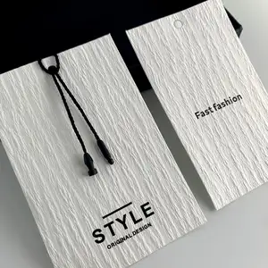 Étiquettes volantes personnalisées de marque LOGO pour vêtement Étiquettes volantes en plastique carton papier kraft étiquettes volantes dorées UV pour vêtements