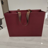 Sacs cadeaux en papier d'art recyclable blancs avec logo personnalisé imprimé en sérigraphie pour vêtements et chaussettes