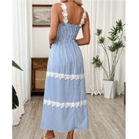 Robe midi d'été pour femme, fluide, à rayures verticales, bretelles spaghetti, avec buste smocké, à volants et empiècements en dentelle blanche, coupe trapèze