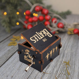 Spot <span class=keywords><strong>Mini</strong></span> boîte à musique en bois écologique à manivelle fonction rotative cadeau de vacances pour les fans d'anime et les amis - Product Image 3