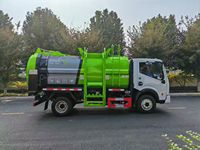 Le nouveau modèle de camion à ordures compacteuses est équipé d'un moteur Yuchai de 170 chevaux et peut transporter jusqu'à 6 tonnes de déchets