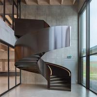 Escalier en colimaçon intérieur haut de gamme, élément élégant pour l'espace de vie, avec marches en bois massif pour un intérieur résidentiel de luxe
