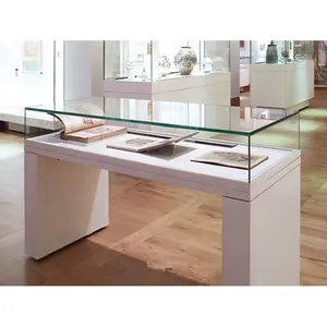 Металлический выставочный стол с закаленным стеклом