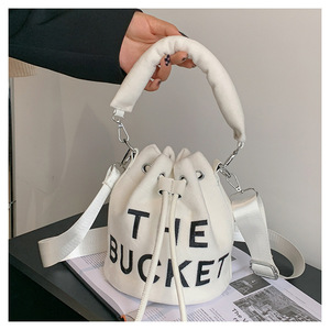 设计师时尚潮流刺绣字母斜挎包高品质毛茸茸手柄肩部保暖毛皮拉绳桶手提包 - Product Image 5