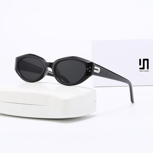 Gafas de Sol Retro Estilo Ojo de Gato Little Red Book para Mujer, Montura Negra de PC, Lentes de Resina, Protección UV400 Tipo 3 - Product Image 3