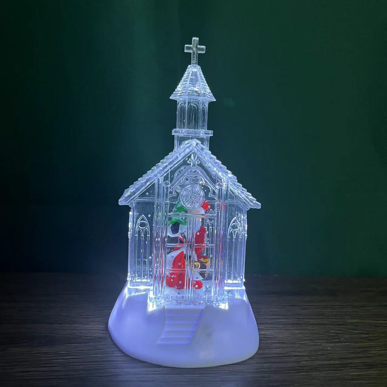 Papá Noel de Navidad relleno transparentemente en la iglesia.