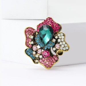 Broche en alliage plaqué or en forme de fleur avec cristal vert taillé en forme de poire et strass pour femmes, accessoires de fête - Product Image 5