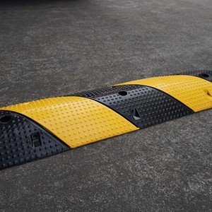 आसान-से-स्थापित 1000*300*60 मिमी पीला + काले गति की कार सड़क ब्रेक में 30 मीटर/एस यातायात सुरक्षा रबर - Product Image 4
