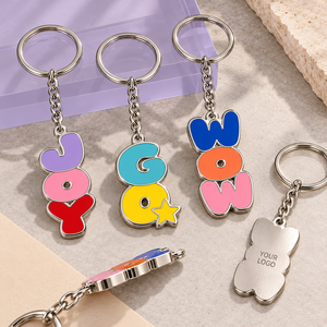 Porte-clés en métal émaillé rigide personnalisés, lettres colorées, plaqué argent, breloques promotionnelles, OEM ODM - Product Image 1