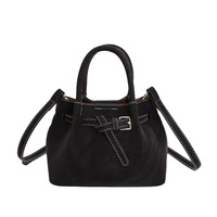 Sac seau rétro coréen simple à porter à la main pour femme, nouvelle collection hiver 2025, sac à bandoulière de luxe léger à texture raffinée