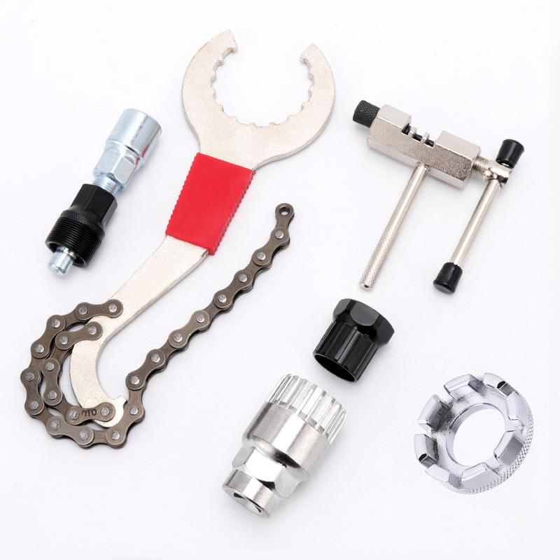 Ensemble de quatre pièces + coupe-chaîne 724 + clé à rayons