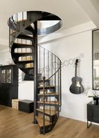 Escalier en arc intérieur élégant avec rampes en aluminium, design moderne pour villa, construction métallique