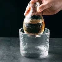 Ensemble de service à saké japonais : carafe, verres à saké, verres à vin blanc, chauffe-bouteille, pot à spiritueux pour bar