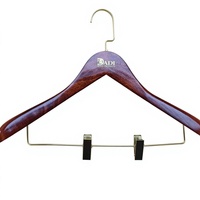 Cintres en bois vintage flexibles et antidérapants de luxe, vente en gros, pour salon et hôtel, nouveauté 2026