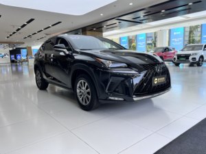 Lexus NX 2020 200 AWD F Sport Usado con Tracción en las Cuatro Ruedas, Asientos de Cuero, SUV Compacto de Lujo Premium, Autos Usados Baratos - Product Image 3