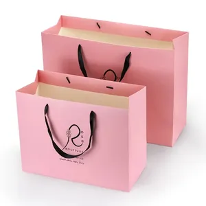 Оптовая продажа, роскошный розовый косметический бумажный пакет для покупок, упаковка с логотипом на заказ, матовый бумажный подарочный пакет с лентой и бантом