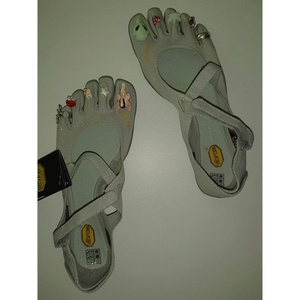 <span class=keywords><strong>Scarpe</strong></span> da <span class=keywords><strong>donna</strong></span> grigie a cinque dita, stile barefoot, con decorazioni personalizzabili, cinturino regolabile, suola Vibram, per yoga, <span class=keywords><strong>fitness</strong></span> e tempo libero. - Product Image 2