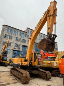 Excavatrice sur chenilles Hyundai 305LC-9T d'occasion, 30,2 tonnes, moteur à faible nombre d'heures de fonctionnement, forte force de creusement, stock disponible - Product Image 5