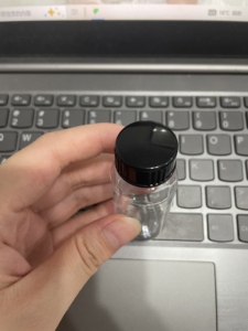 Bouteille ronde en plastique PET transparent de 1oz 30ml avec couvercle 20-400 en polypropylène noir avec revêtement en plastique LDPE Polycone - Product Image 3