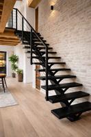 Escalier en colimaçon sur mesure 2026 pour l'accès au grenier de petits clubs commerciaux – Construction
