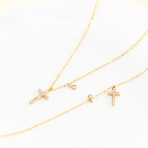 Collar cristiano minimalista delicado, Cruz de Jesús religiosa de moda con diamante, acero inoxidable chapado en oro de 14 quilates para regalo - Product Image 4