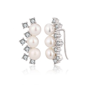 Boucles d'oreilles clous classiques KAMMY 5,5-6 mm en argent 925 avec perles d'eau douce, moissanite et zircon, style vintage et tendance pour les fêtes - Product Image 2